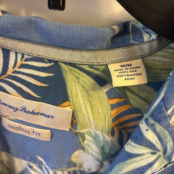 Tommy Bahama 100% silk - Picture 2 of 2